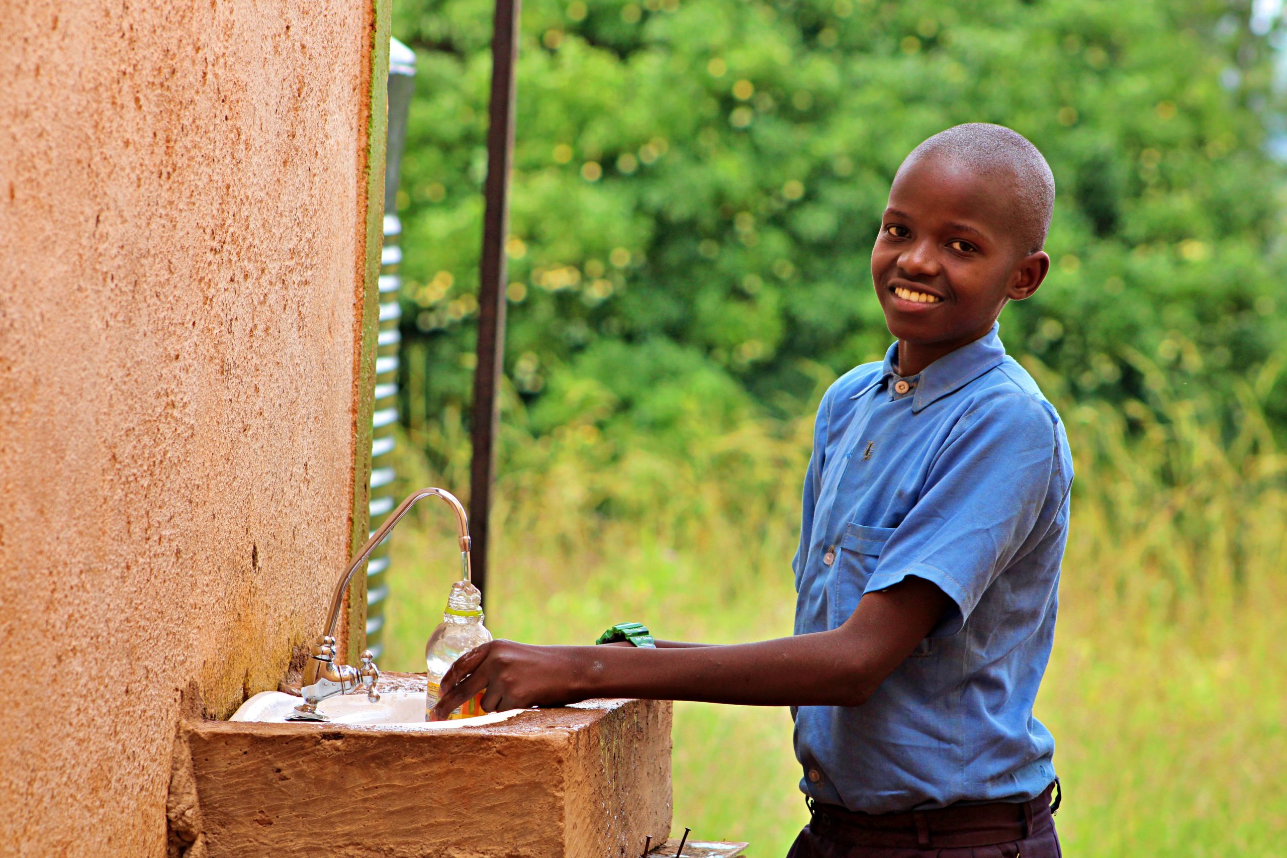 musoa-student-collecting-water